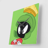 MARVIN THE MARTIAN™ | Arms Crossed Quadratische Wanduhr (Winkel)