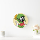 MARVIN THE MARTIAN™ Shrug Runde Wanduhr (Zuhause)