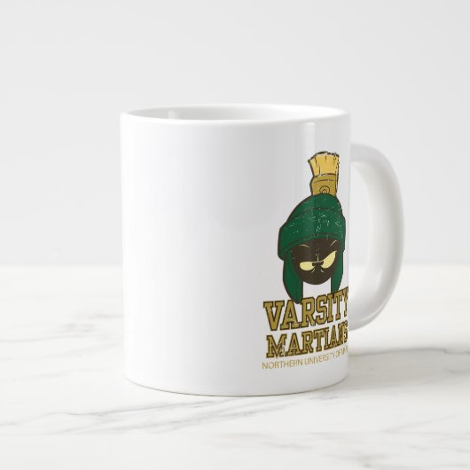 MARVIN THE MARTIAN™ Varsity Collegiate Graphic Jumbo-Tasse (Vorderseite Rechts)