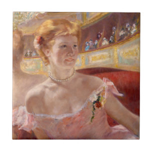 Mary Cassatt - Frau mit Perlenkette in einer Loge Fliese