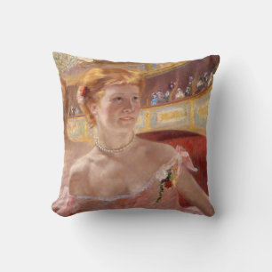 Mary Cassatt - Frau mit Perlenkette in einer Loge Kissen