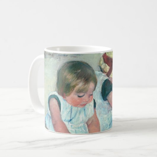 Mary Cassatt - Kinder, die am Strand spielen Kaffeetasse (Vorderseite Links)
