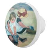 Mary Cassatt - Kinder, die am Strand spielen Keramikknauf (Rechts)