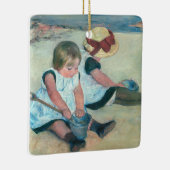 Mary Cassatt - Kinder, die am Strand spielen Keramikornament (Rechts)