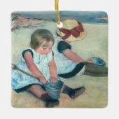 Mary Cassatt - Kinder, die am Strand spielen Keramikornament (Vorderseite)