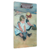 Mary Cassatt - Kinder, die am Strand spielen Klemmbrett (Rechts)