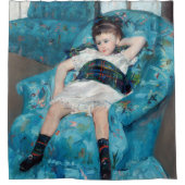 Mary Cassatt - Kleines Mädchen in einem blauen Ses Duschvorhang (Vorderseite)