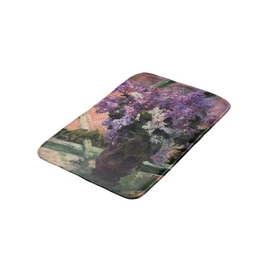 Mary Cassatt - Lilacs in einem Fenster Badematte (Schrägansicht)