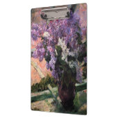 Mary Cassatt - Lilacs in einem Fenster Klemmbrett (Links)