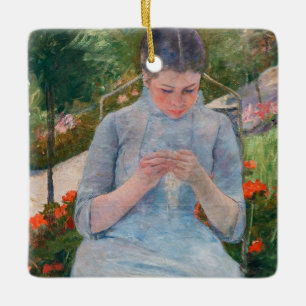Mary Cassatt - Mädchen beim Nähen im Garten Keramikornament
