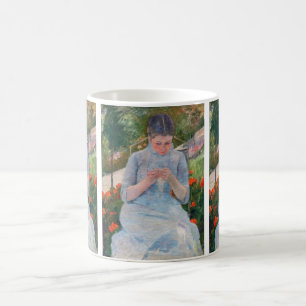 Mary Cassatt - Mädchen beim Nähen in einem Garten Kaffeetasse