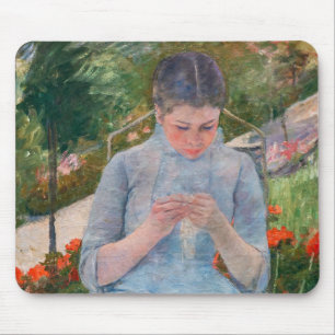 Mary Cassatt - Mädchen beim Nähen in einem Garten Mousepad