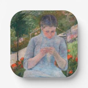 Mary Cassatt - Mädchen beim Nähen in einem Garten Pappteller