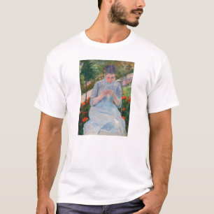 Mary Cassatt - Mädchen beim Nähen in einem Garten T-Shirt