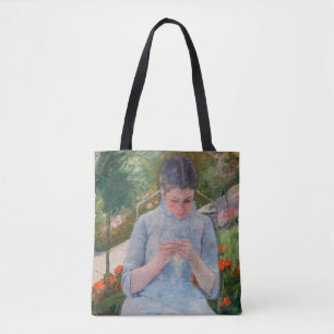 Mary Cassatt - Mädchen beim Nähen in einem Garten Tasche