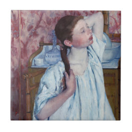 Mary Cassatt - Mädchen, die ihre Haare anordnen Fliese