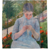 Mary Cassatt - Mädchen nähen im Garten Duschvorhang (Vorderseite)