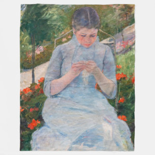 Mary Cassatt - Mädchen nähen im Garten Fleecedecke