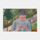 Mary Cassatt - Mädchen nähen im Garten Fußmatte (Vorderseite)
