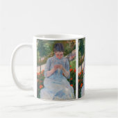 Mary Cassatt - Mädchen nähen im Garten Kaffeetasse (Links)
