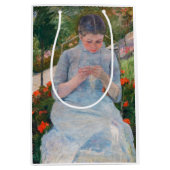 Mary Cassatt - Mädchen nähen im Garten Mittlere Geschenktüte (Vorderseite)