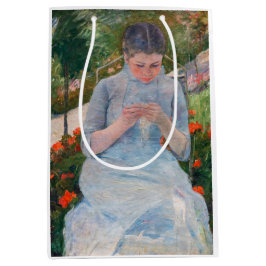 Mary Cassatt - Mädchen nähen im Garten Mittlere Geschenktüte
