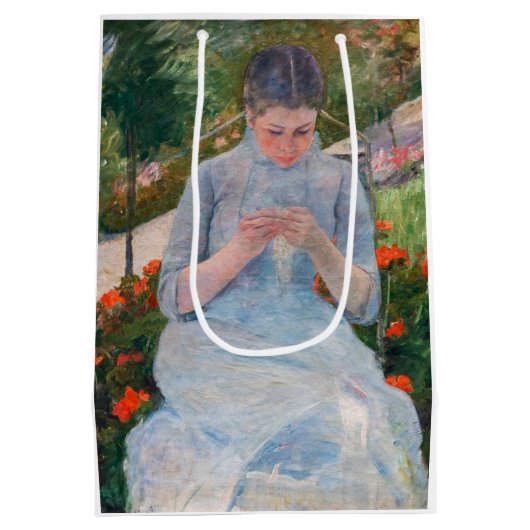 Mary Cassatt - Mädchen nähen im Garten Mittlere Geschenktüte (Rückseite)