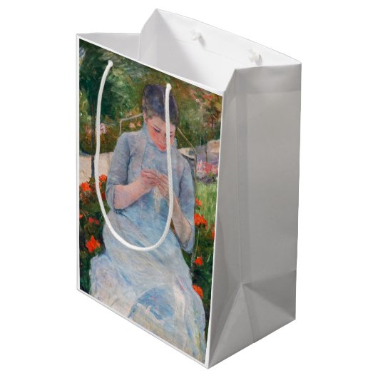 Mary Cassatt - Mädchen nähen im Garten Mittlere Geschenktüte (Rückseite Schrägansicht)