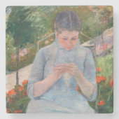 Mary Cassatt - Mädchen nähen im Garten Steinuntersetzer (Vorderseite)