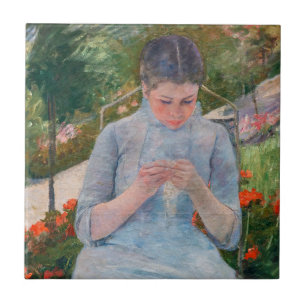 Mary Cassatt - Mädchen näht im Garten Fliese