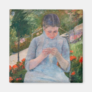 Mary Cassatt - Mädchen näht im Garten Magnet