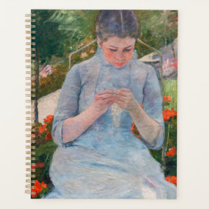 Mary Cassatt - Mädchen näht im Garten Planer