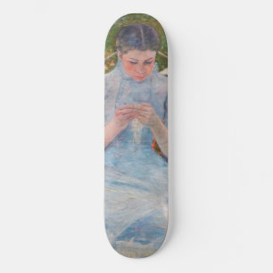 Mary Cassatt - Mädchen näht im Garten Skateboard