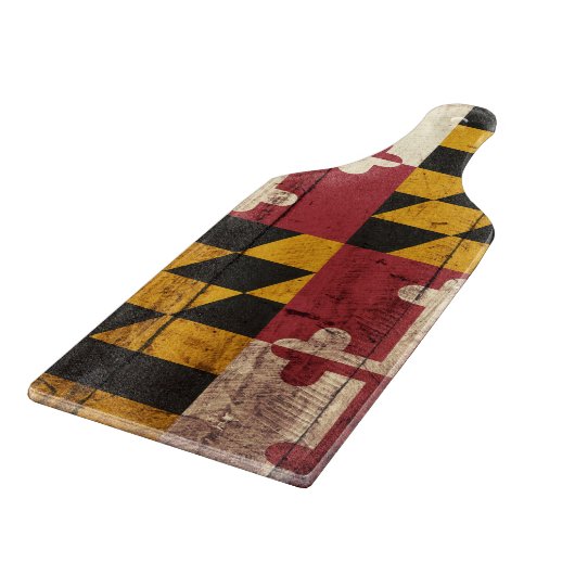 Maryland-Staats-Flagge auf altem hölzernem Korn Schneidebrett (Ecke)