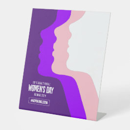 März des Internationalen Frauentags in bunten Face Sockelschild