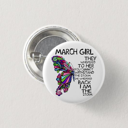 März Girl Sie flüstert zurück Ich bin Sturmschmett Button (Vorne & Hinten)