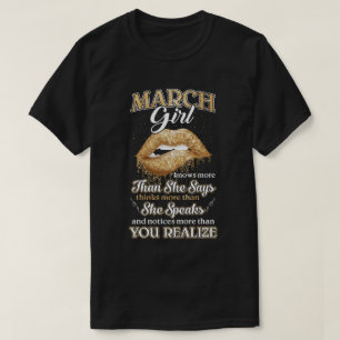 März Girl weiß mehr als sie sagt Geburtstagsgesc T-Shirt