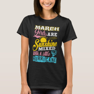 März Girls sind sonnig und mit einem kleinen Hurri T-Shirt