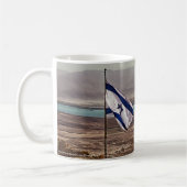Masada-Blick mit Flagge und hebräischem Titel Kaffeetasse (Links)