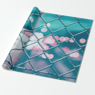 Maschendrahtzaun mit Bokeh-Lichtern Geschenkpapier