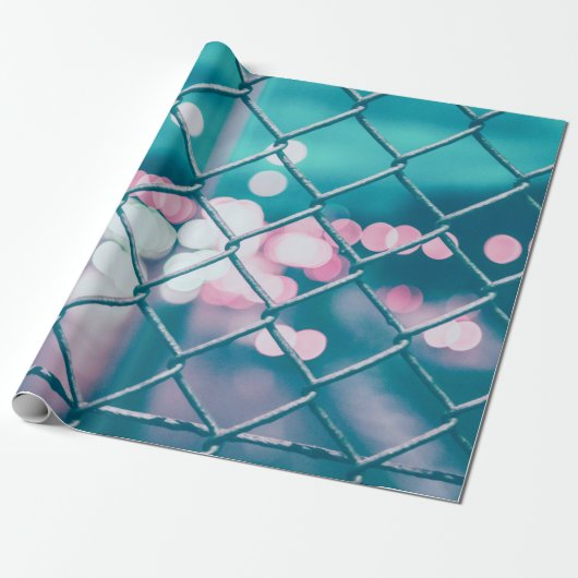 Maschendrahtzaun mit Bokeh-Lichtern Geschenkpapier (Ungerollt)