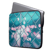 Maschendrahtzaun mit BOKEH-Lichtern Laptopschutzhülle (Vorderseite Links)