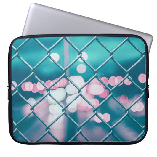 Maschendrahtzaun mit BOKEH-Lichtern Laptopschutzhülle (Vorderseite)