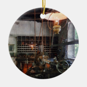 Maschinenwerkstatt mit Laterne Keramikornament