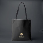 Masculine Black and Gold Personalisiert Bridesmaid Tasche<br><div class="desc">Fügen Sie Ihrer Hochzeit eine persönliche Touch mit einer personalisierten Totentasche aus Braut hinzu. Diese Tasche ist mit einem schwarzen Monogramm im goldenen Kreis-Element mit Namen und Titel in goldfarbenem beruflichen Schriftart auf schwarzem Hintergrund ausgestattet. Auch perfekt für Trauzeugin, Blume Mädchen und mehr. Bitte beachten Sie : Die Details der...</div>