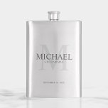 Masculine Personalisiert Monogramm und Name Trauze Flachmann<br><div class="desc">Fügen Sie Ihrer Hochzeit eine persönliche Touch mit personalisierten Trauzeugen Flasche. Dieser Kolben weist den Namen des personalisierten Trauzeugen auf,  der in Grau und Monogramm in hellgrau als Hintergrund im klassischen Serif-Schriftart-Stil gehalten ist. Auch perfekt für Trauzeuge,  Brautvater und mehr.</div>