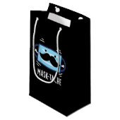 Mask tache Funny Mask Mustache Pun Dark BG Kleine Geschenktüte (Vorderseite Schrägansicht)