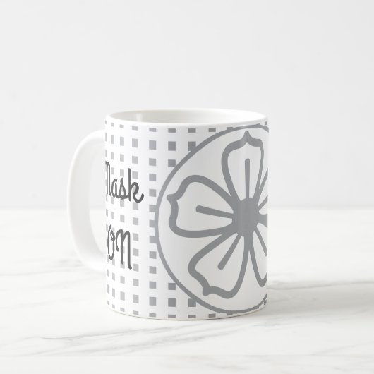 Maske auf Maske von sozialer Distanz Kaffeetasse (Vorderseite Links)