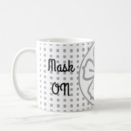 Maske auf Maske von sozialer Distanz Kaffeetasse