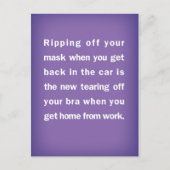 Maske im Auto abnehmen/Bra abnehmen beim Zuhause J Postkarte (Vorderseite)